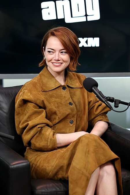 艾瑪・史東（Emma Stone）近日亮相紐約《Bugonia》卡司座談會，也以一襲麂皮套裝展現秋冬氣息，短版夾克搭配同材質長裙，霧面質地在燈光下泛出柔和光澤，襯托出他低調而優雅的魅力。