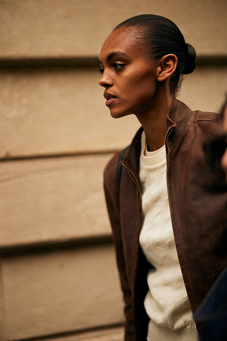 麂皮外套其實非常適合各種場合穿搭。