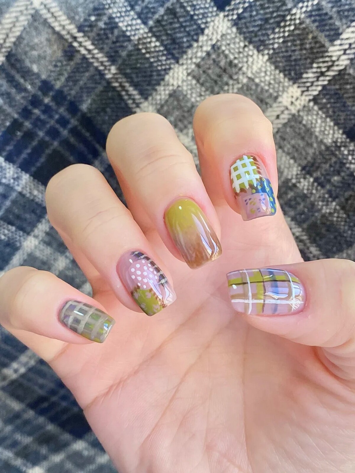縫補布料格紋美甲範本(Photo/小紅書@粉荔荔)。