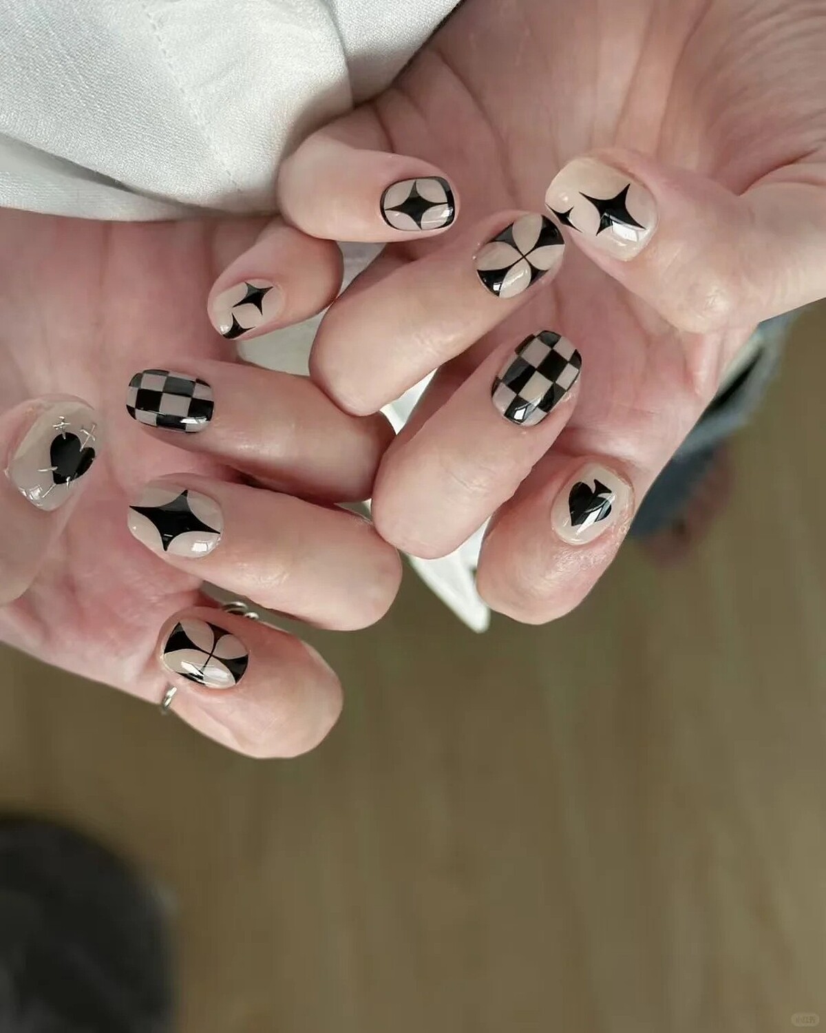 創意棋盤格紋美甲範本(Photo/小紅書@橘子汽水没有水)。