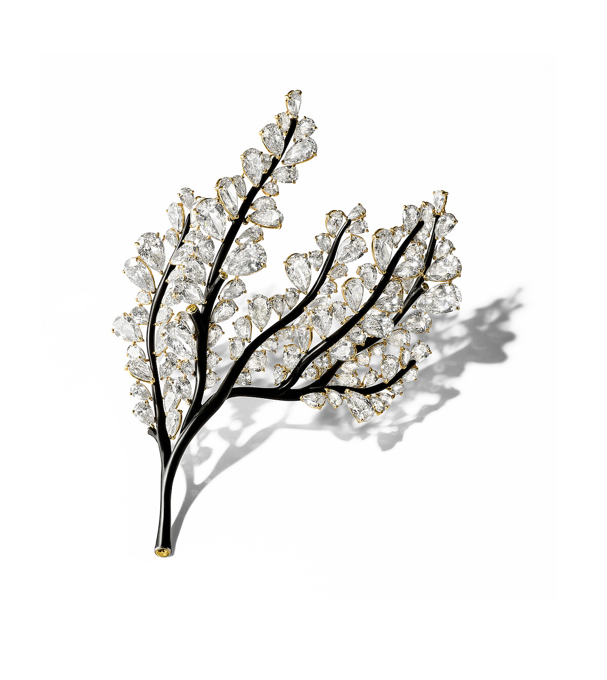四季系列 樹枝胸針 用石| 白鑽︑ 黃鑽 材質| 鈦金屬︑陶瓷漆︑18K 白金︑ 18K 黃金 共 132 顆寶石 ︑總重 45.67 克拉