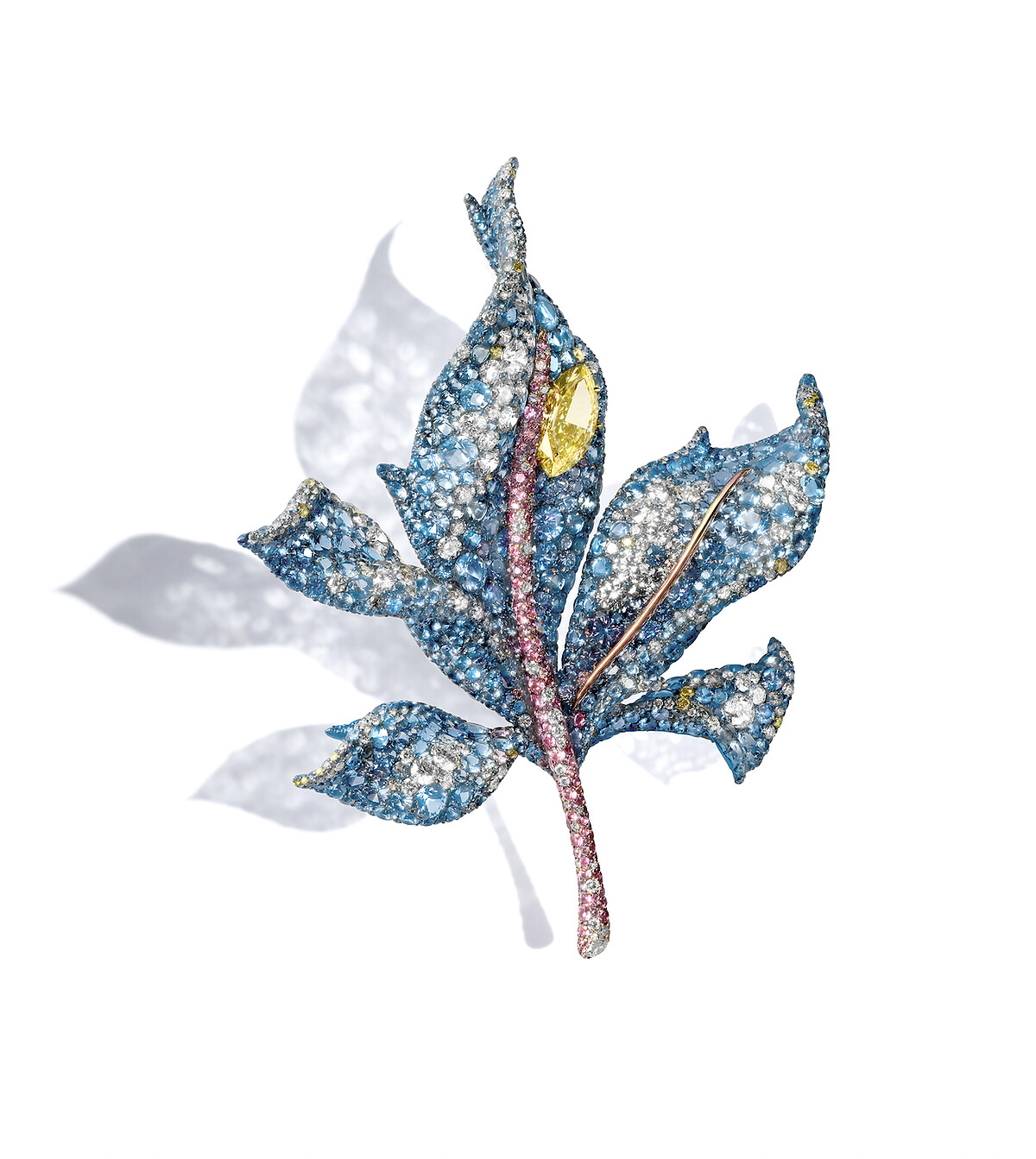 四季系列 楓葉胸針 主石| 3 克拉馬眼型濃彩黃鑽 配石| 白鑽︑黃鑽︑藍寶石︑海藍寶石︑粉色藍寶石 材質| 鈦金屬︑ 18K 黃金 共 2,449 顆寶石 ︑總重 53.26 克拉