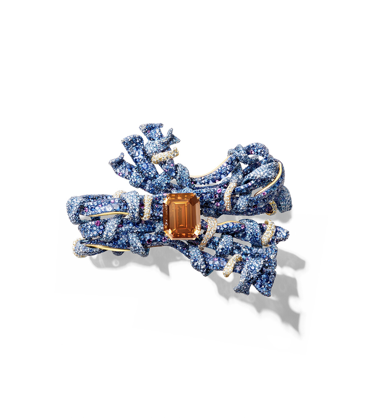 2025 Black Label Masterpiece V 大師系列 &mdash; 編織胸針 &mdash;主石| 25 克拉祖母綠切割深彩橘棕鑽 配石| 白鑽︑ 藍寶石︑紫色藍寶石︑紫色石榴石 材質| 鈦金屬 共 6,755 顆寶石︑總重 107.93 克拉