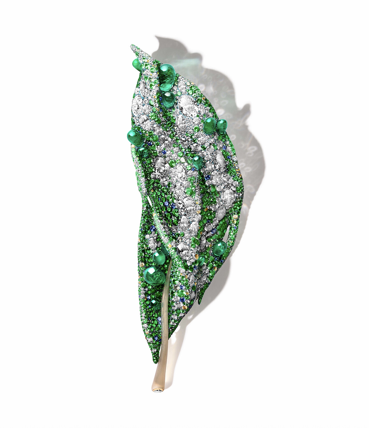 2025 Black Label Masterpiece II &mdash; 落地生根胸針 &mdash; 大師系列 用石|白鑽︑祖母綠︑黃鑽︑ 沙弗萊石︑偏灰綠色藍寶石︑ 藍寶石︑ 翠榴石 材質|鈦金屬︑牛角︑18K 白金︑18K 黃金 共 4,040 顆寶石︑總重 105.02 克拉