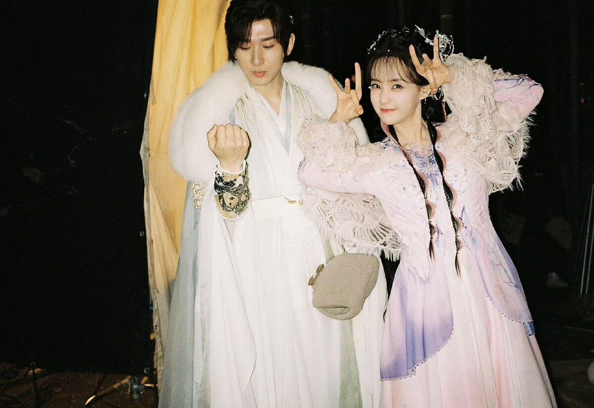 個性寡言木訥的成毅，意外總能逗笑李一桐。