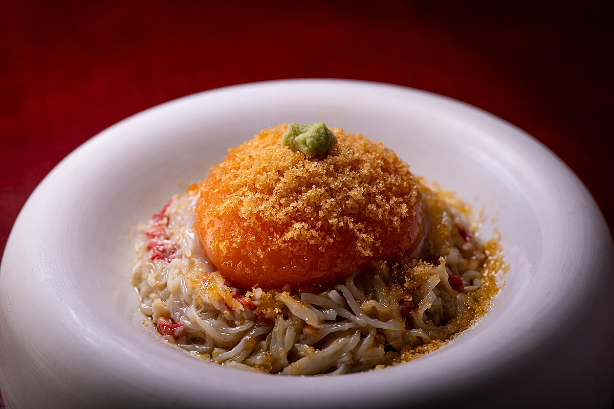 blu koi 松葉蟹肉佐烏魚子粉與松露油封蛋黃。