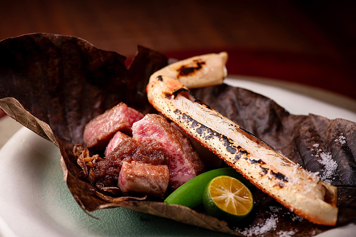 blu koi 和牛松葉蟹朴葉燒。