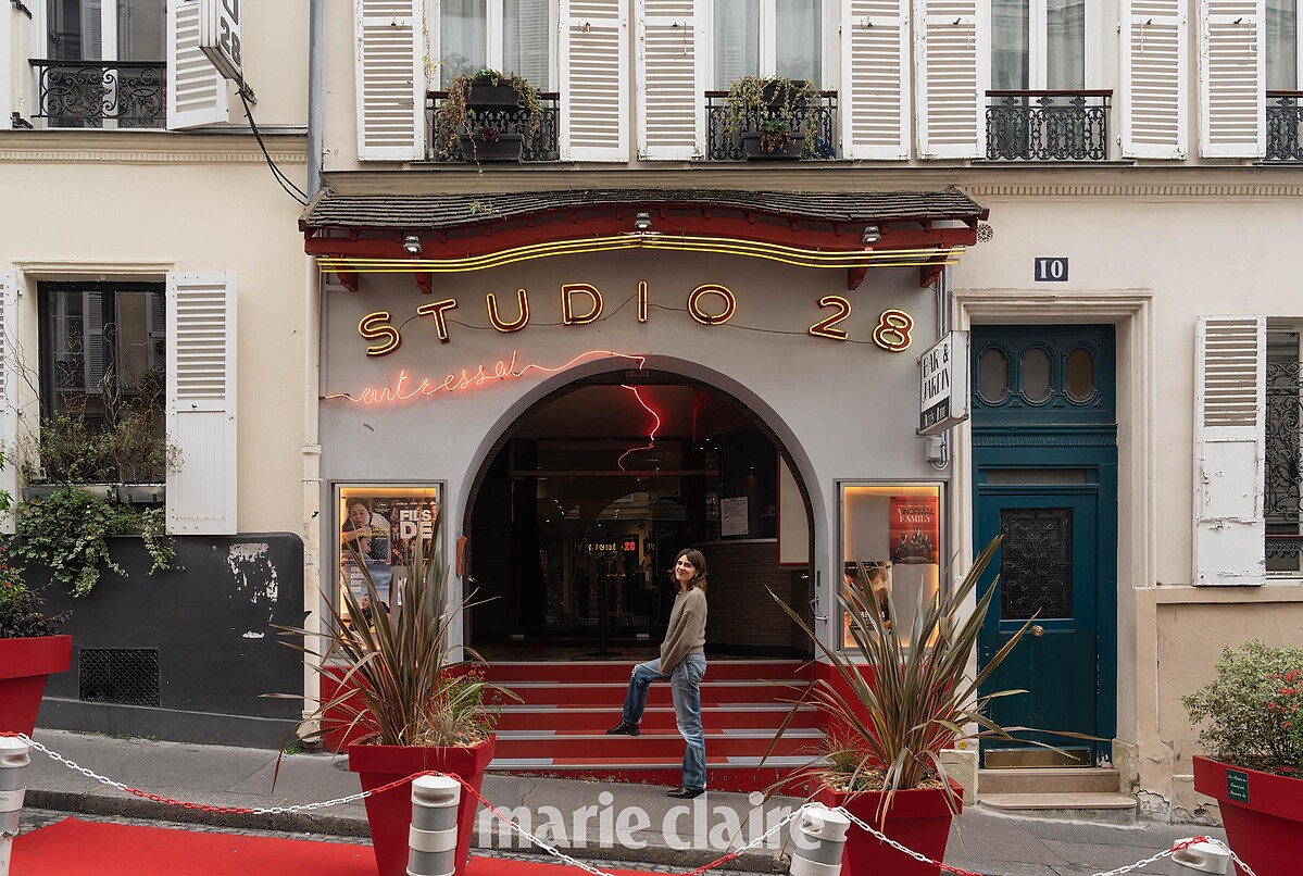 Studio 28 有種舊時代的浮誇感，紅地毯、大盆栽、霓虹燈，在蒙馬特觀光區中獨樹一格