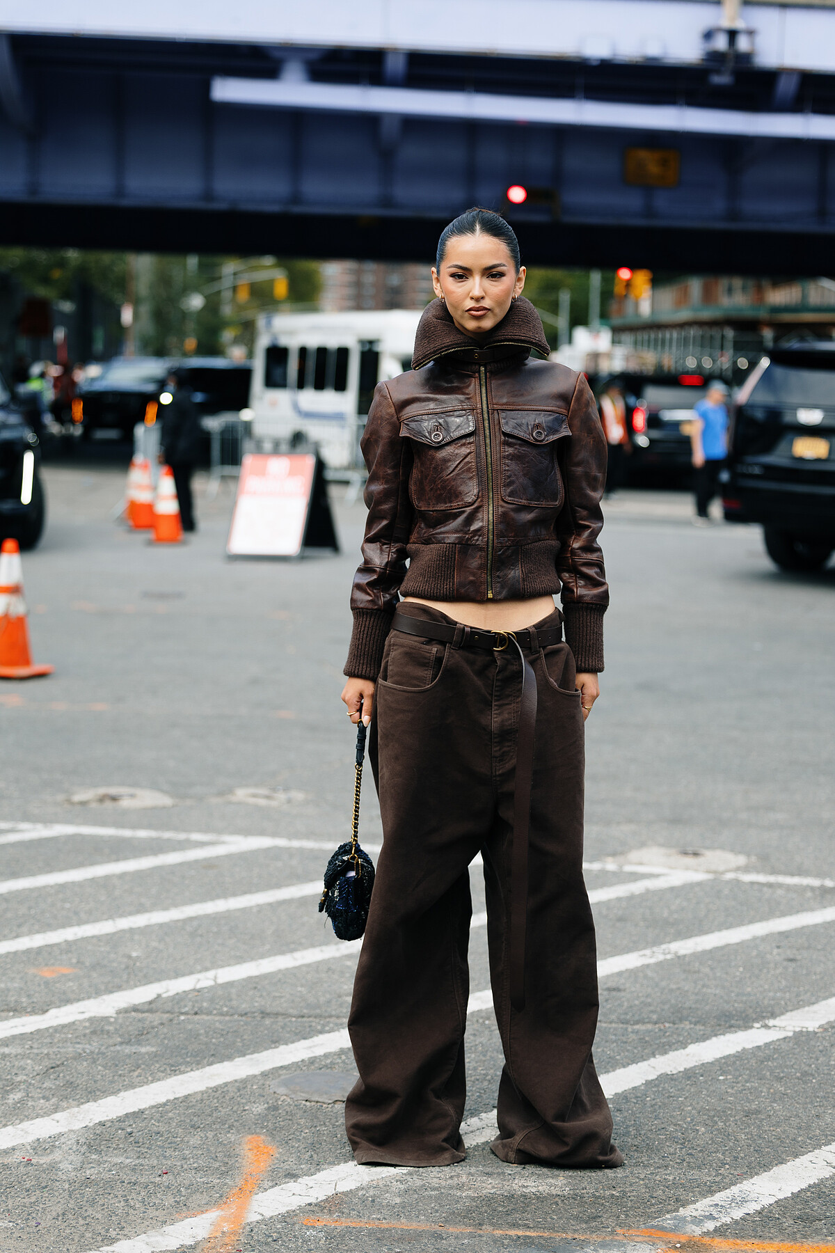 越來越多的時尚達人都換上巧克力牛仔褲。