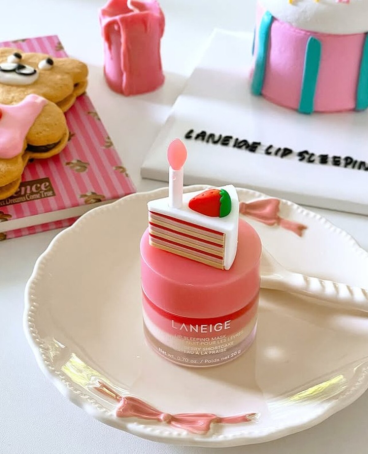LANEIGE蘭芝 睡美人極萃滋養晚安唇膜 草莓奶油蛋糕20g,NT730。