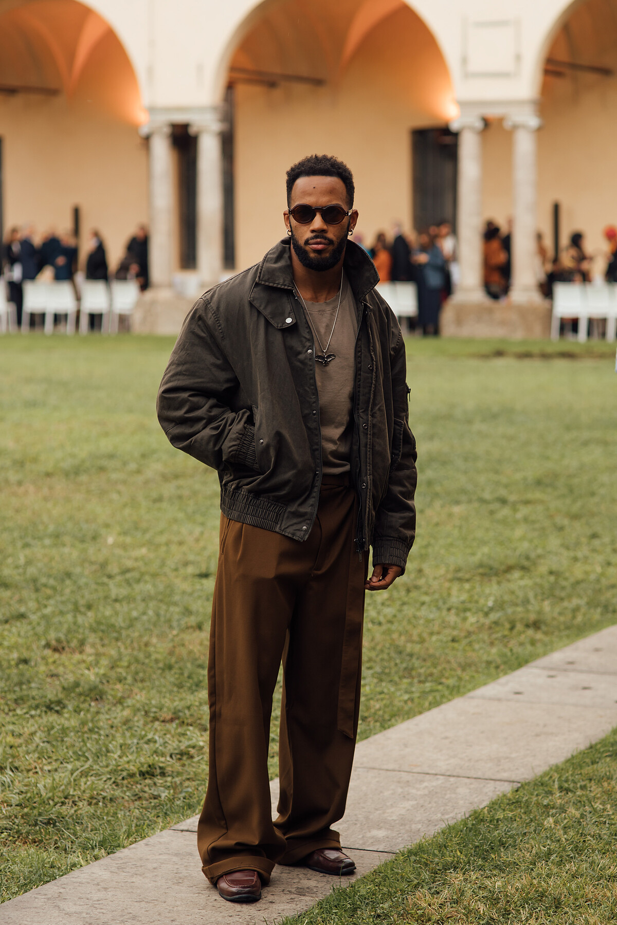 巧克力色牛仔褲也有許多不同層次的顏色表現。