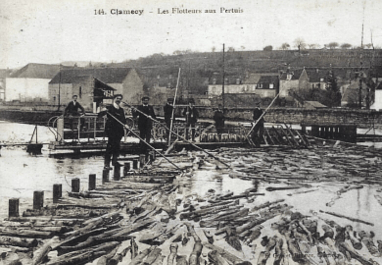 當愛德蒙．戈雅（Edmond Goyard）於 1892 年創造出標誌性的 Goyardine 帆布時，他深受家族歷史的啟發與影響。帆布上層層堆疊的點狀圖案，象徵著他的先祖們在河道上引導原木漂流的景象；而「Goyardine」這一材質，則源自「Poutangris」&mdash;&mdash;一種以亞麻與棉混紡製成、並經天然塗層處理的布料，正是昔日法國河上工匠（Compagnons de Rivi&egrave;res）用來裁製工作服 Biaudes 的原料。