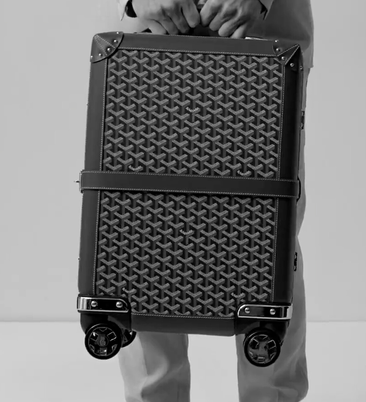 如同所有珍貴的家族秘方一樣，Goyardine帆布的確切製作工藝至今仍嚴格保密，但其原始方法至今仍在沿用。