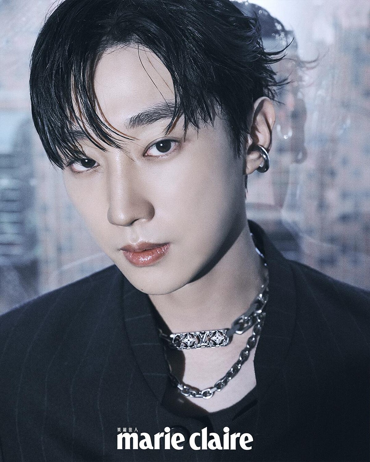 深藍色條紋西裝外套、深藍色條紋西裝長褲；both by Peter Wu；銀色腰鏈，Louis Vuitton。