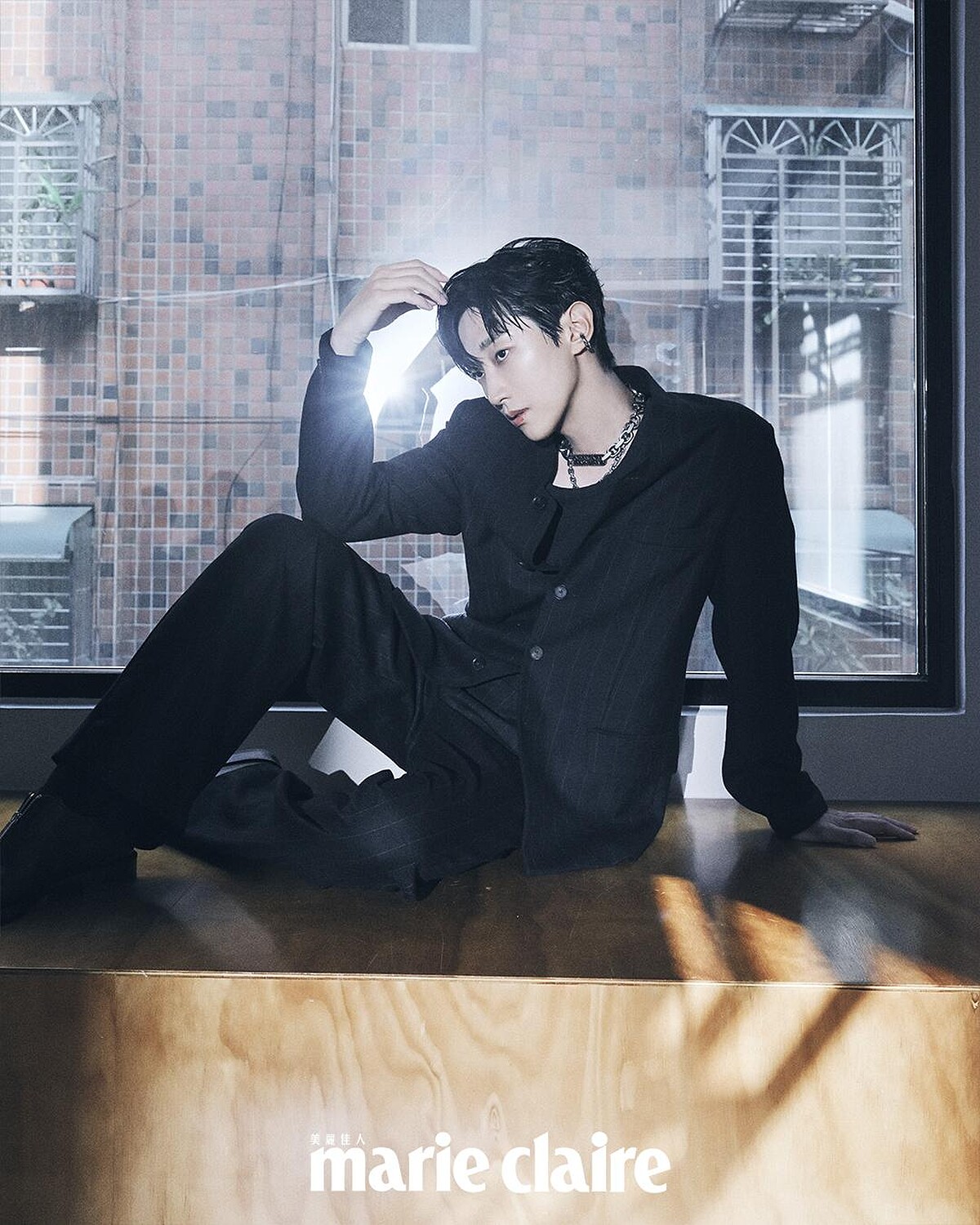 深藍色條紋西裝外套、深藍色條紋西裝長褲；both by Peter Wu；銀色腰鏈，Louis Vuitton；黑色皮鞋，Ferragamo。