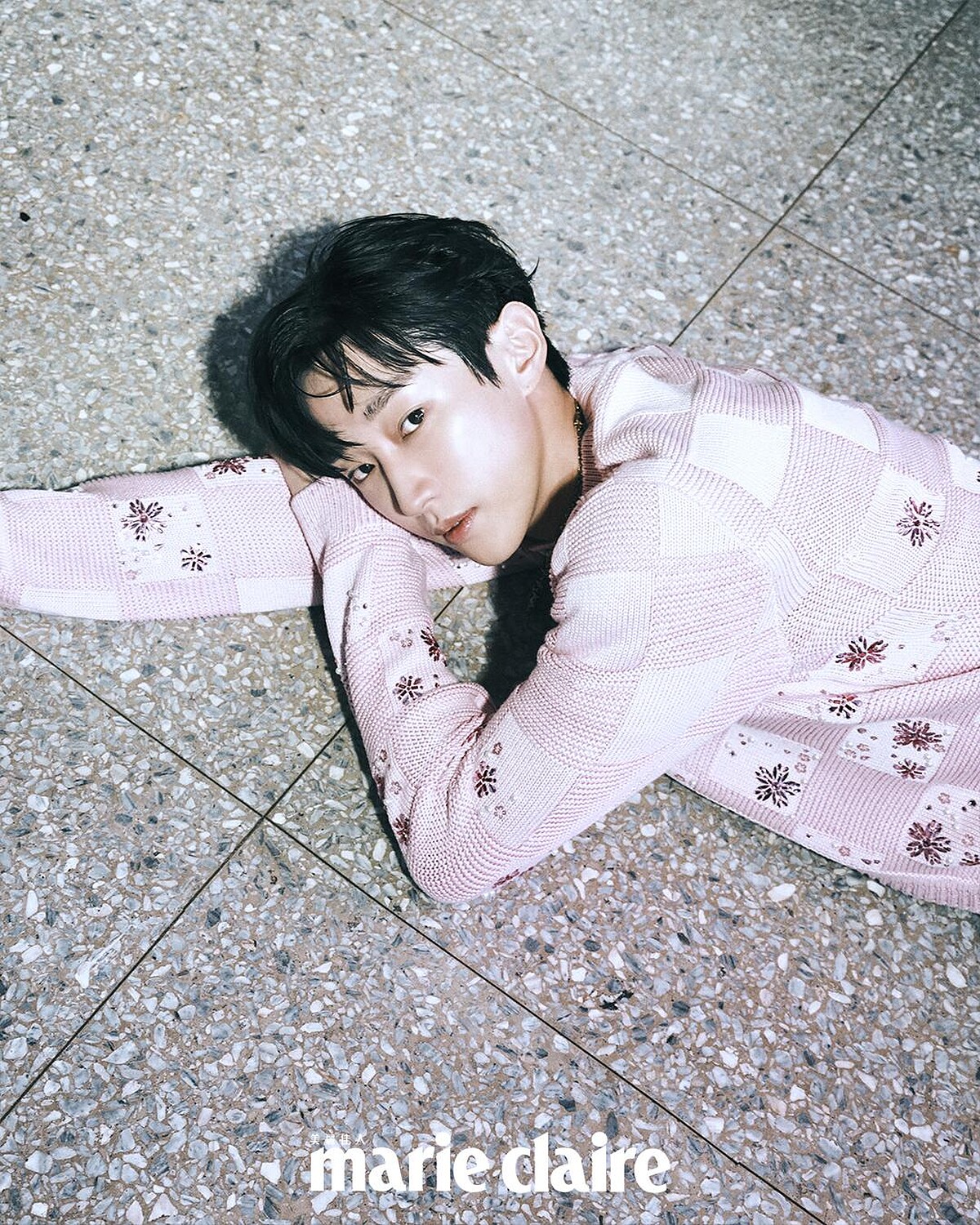 粉色針織衫，Louis Vuitton。