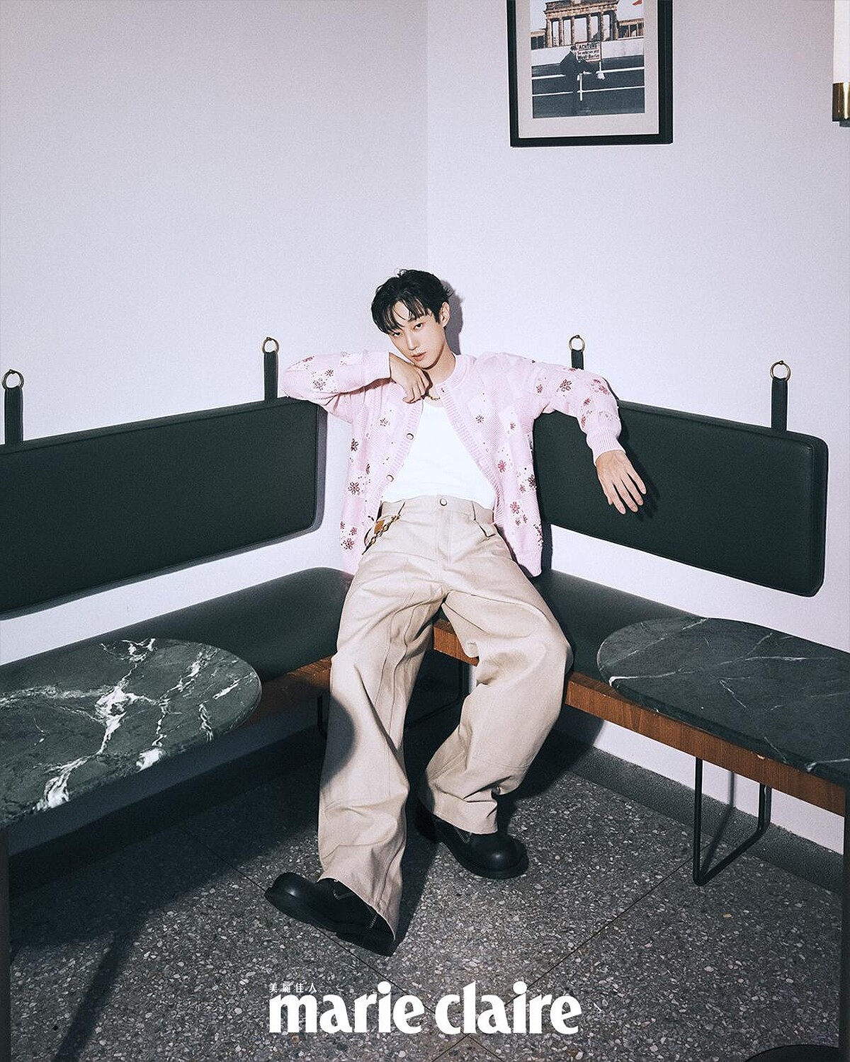 粉色針織衫、卡其色寬褲、黑色皮鞋，all by Louis Vuitton。