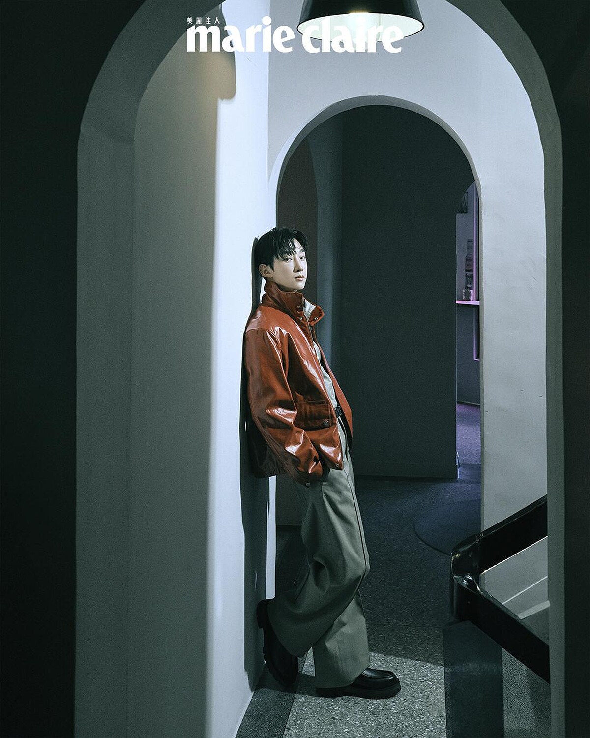 紅色立領皮衣、沙色拉鍊外套襯衫、白色高領上衣、棕色寬褲、皮帶、皮鞋，all by Herm&egrave;s。