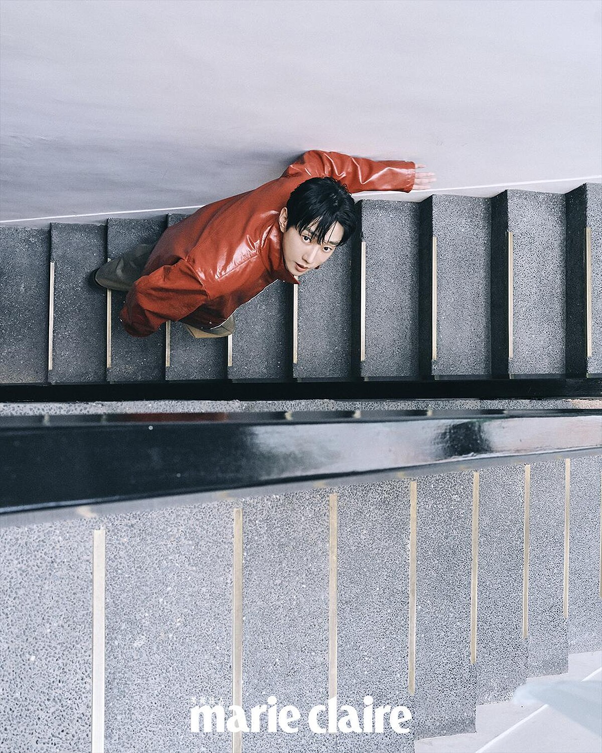 紅色立領皮衣、沙色拉鍊外套襯衫、白色高領上衣、棕色寬褲、皮帶、皮鞋，all by Herm&egrave;s。