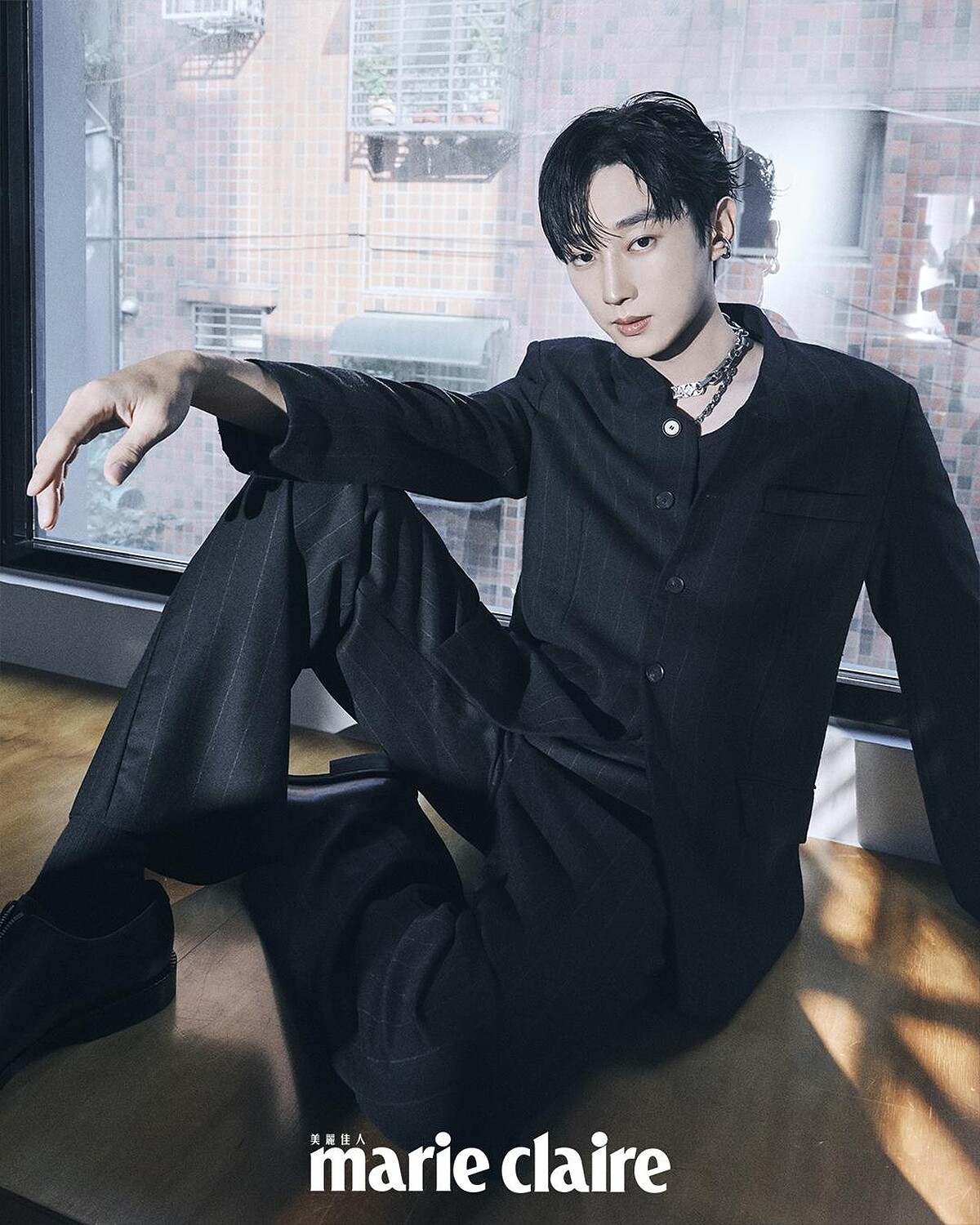 深藍色條紋西裝外套、深藍色條紋西裝長褲；both by Peter Wu；銀色腰鏈，Louis Vuitton；黑色皮鞋，Ferragamo。