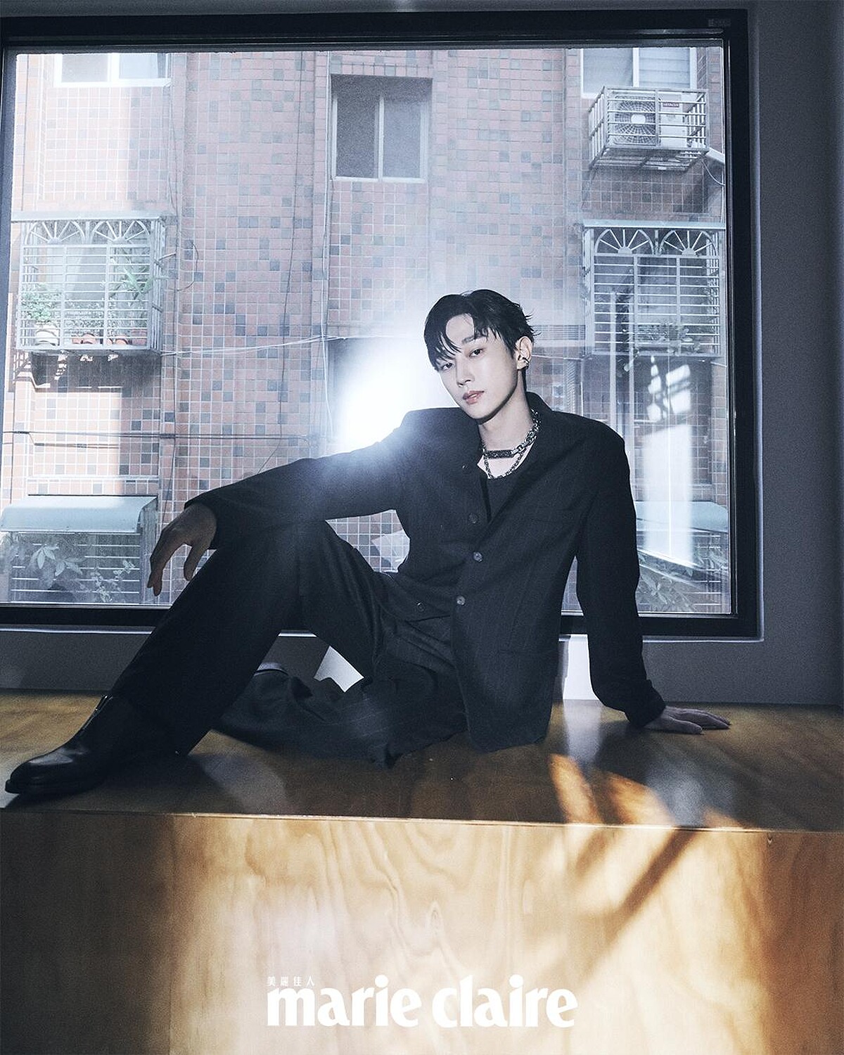 深藍色條紋西裝外套、深藍色條紋西裝長褲；both by Peter Wu；銀色腰鏈，Louis Vuitton；黑色皮鞋，Ferragamo。