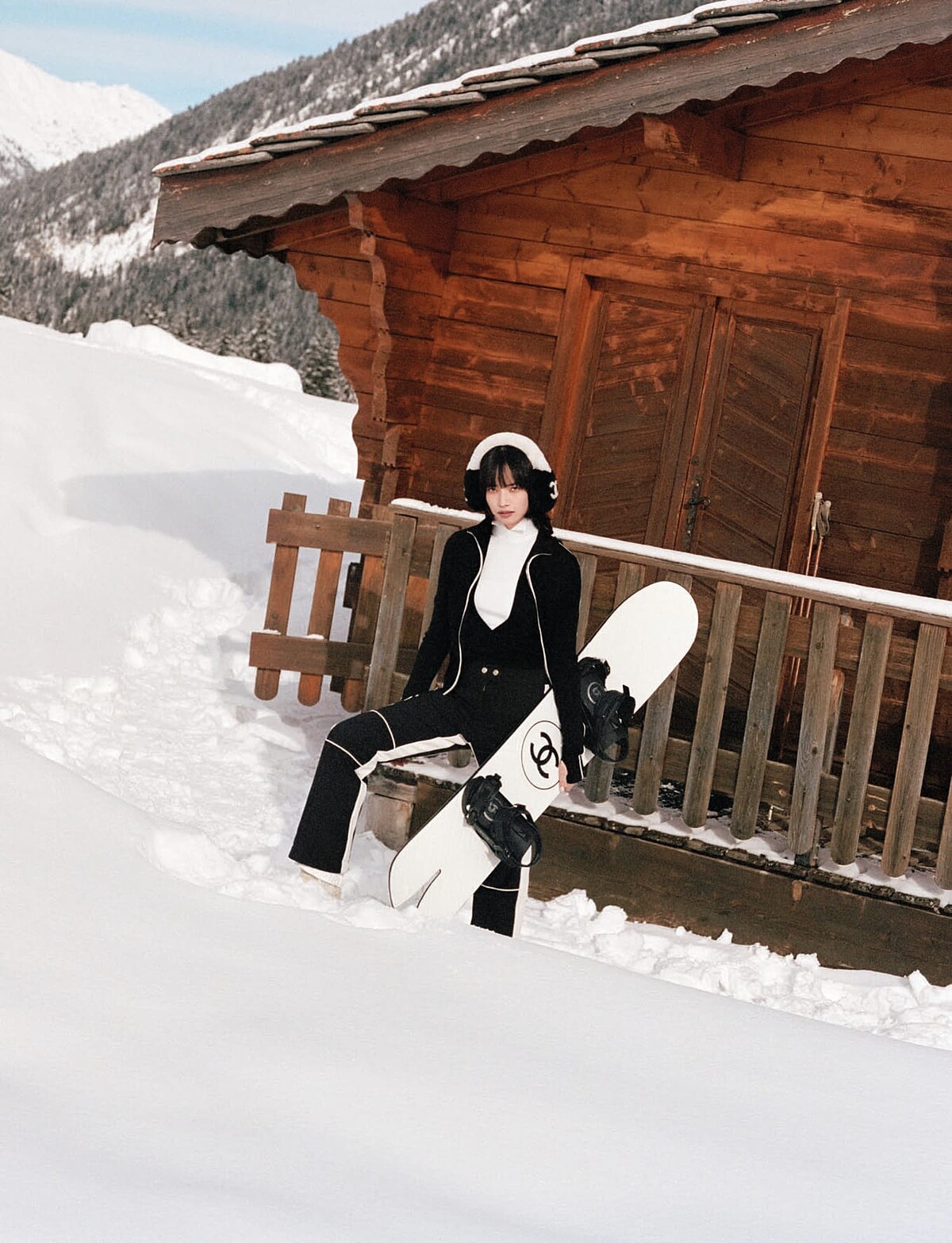 小松菜奈詮釋最新的Chanel 2025/26 COCO NEIGE系列。