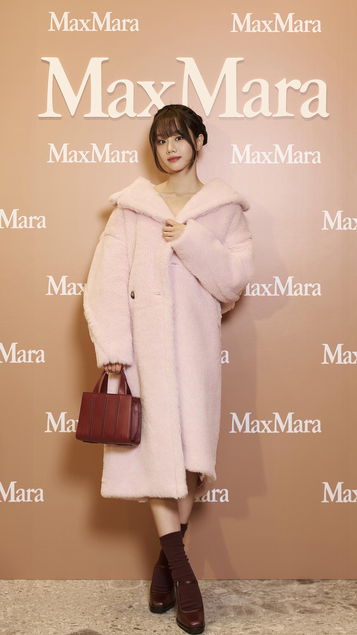 惠利化身粉色泰迪熊現身Max Mara微風南山煥新開幕活動。