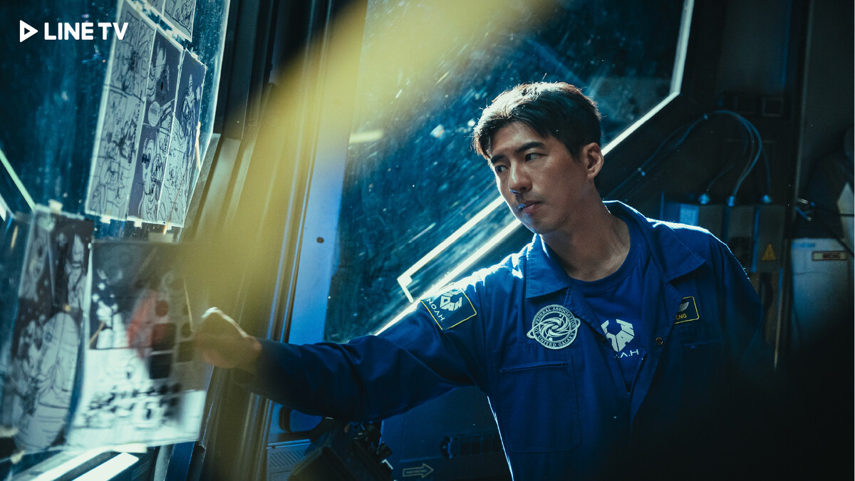 《星際救援》傅孟柏飾演太空人，挑戰極限拍攝。（圖／LINE TV提供） 