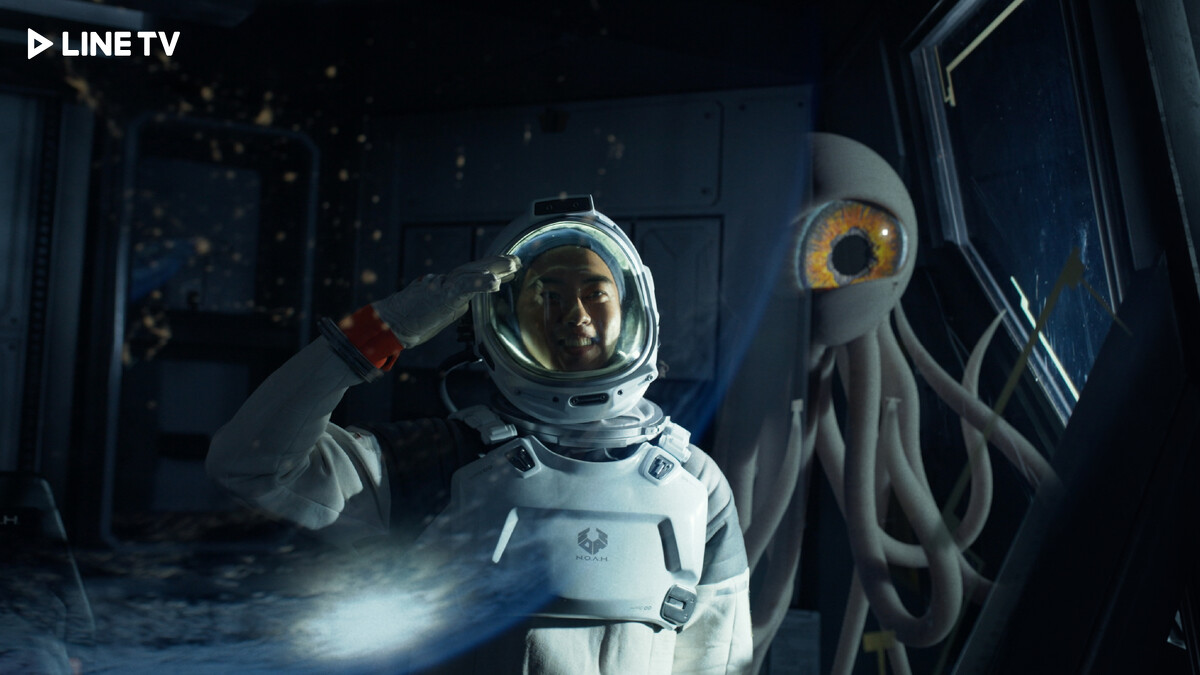《星際救援》漂流在宇宙的傅孟柏與外星生物「小白」相遇。（圖／LINE TV提供）
