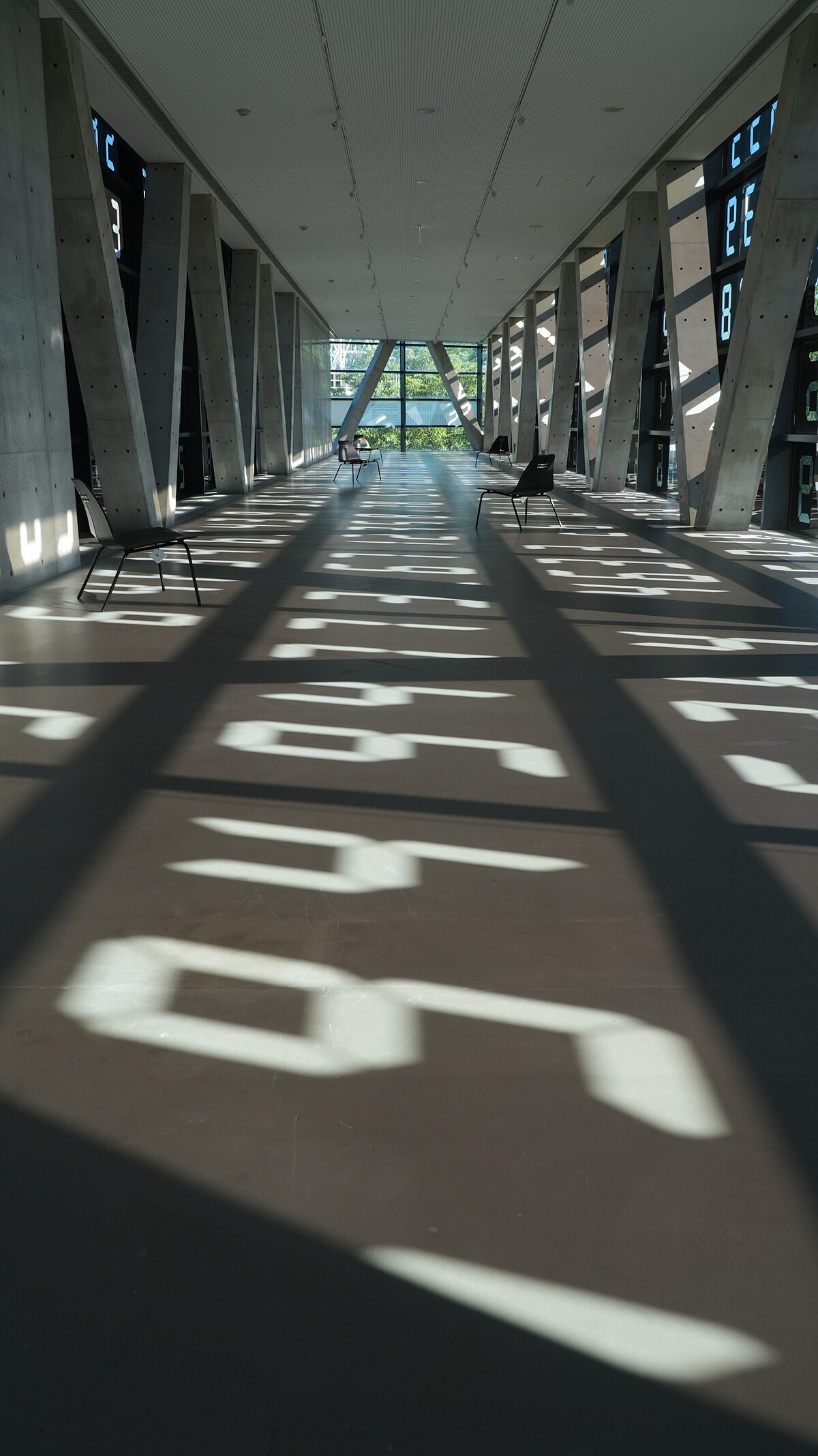 感受並穿越數字的迴廊。