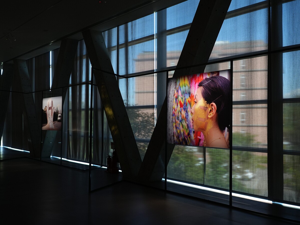 此次來展出以數字塗鴉在臉上的「計數之膚」系列（Counter Skin series）