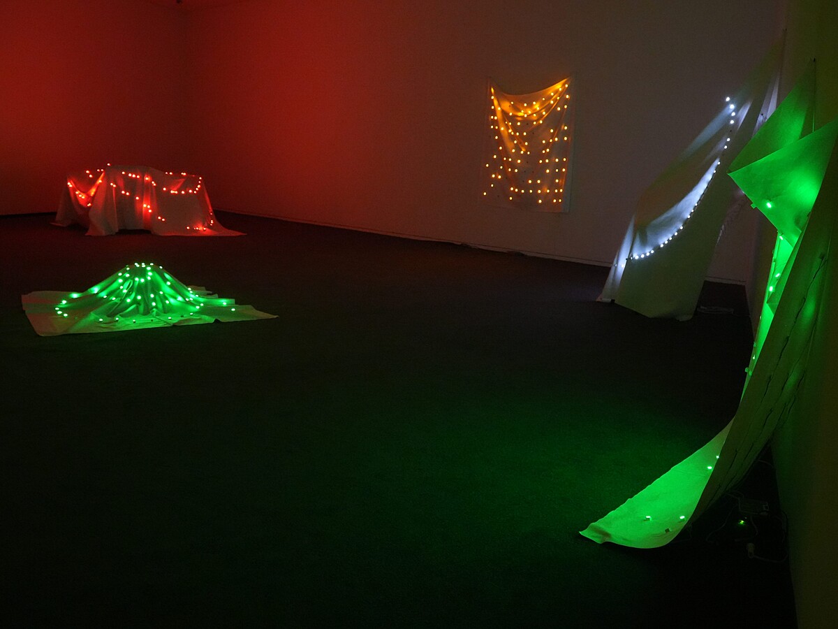 脫鞋入內，適合靜下來慢慢感受的「非定性時間」系列（Unstable Time series）。