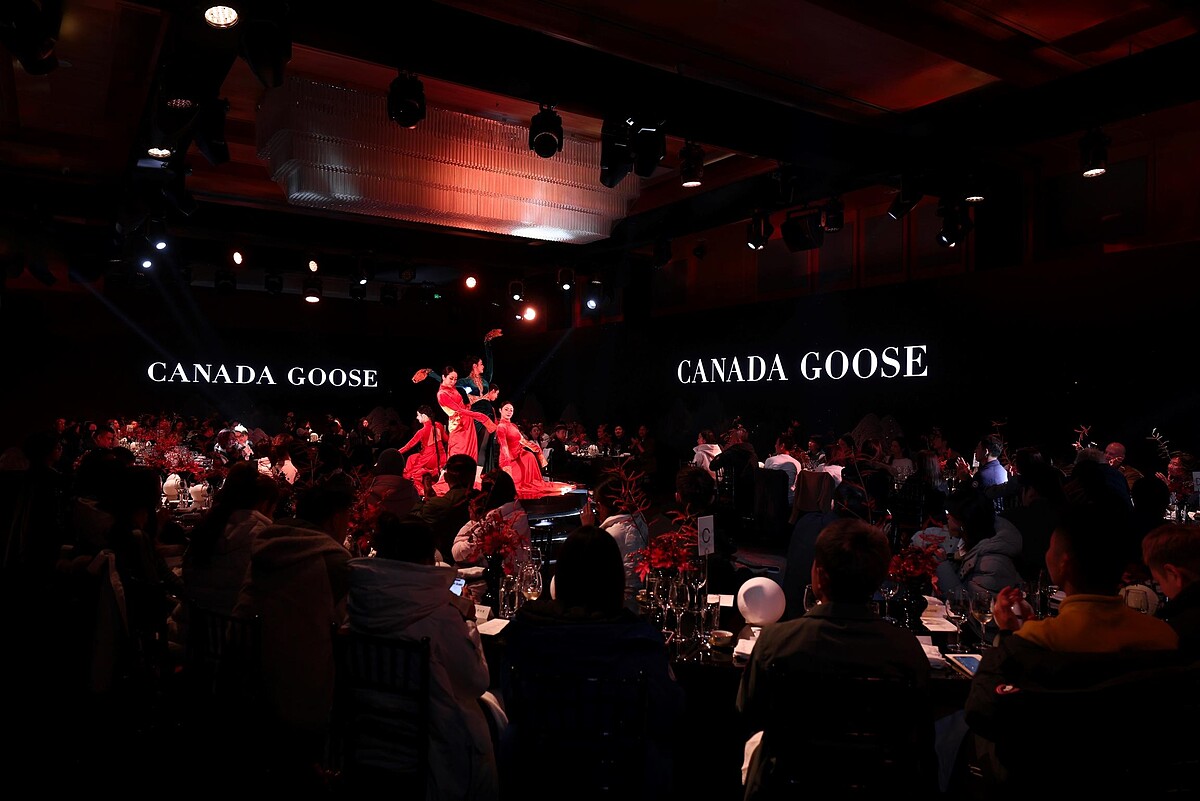 Canada Goose沉浸式體驗之旅的晚宴舞者隨蜀錦韻律起舞，流轉出東方獨有的韻味。