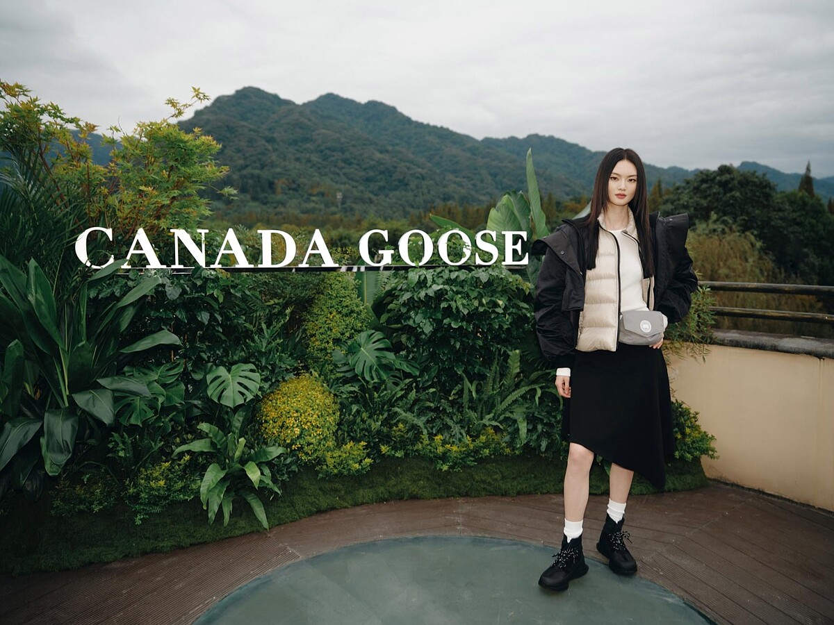 超模賀聰也換上秋冬新裝出席Canada Goose青城山體驗活動。