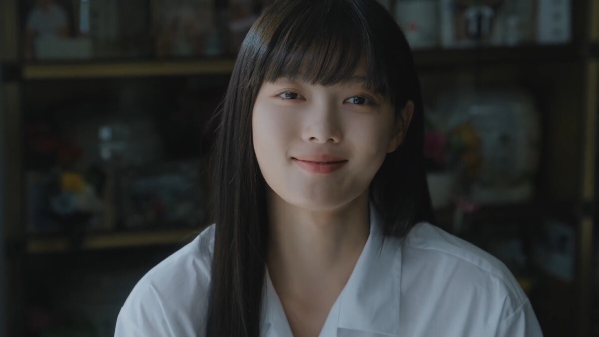 白雅珍在母親的靈骨塔裡，笑著說「母親你在地獄裡好好接受心理治療」