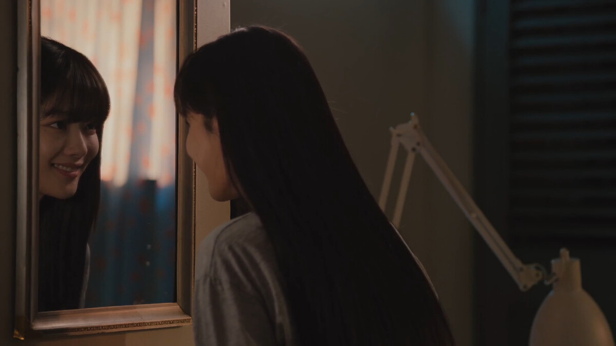 高中的白雅珍會對著鏡子笑、做表情，知道能用演技、情緒操控別人，漫畫裡則是以包包裡放著心理學書籍作為表現