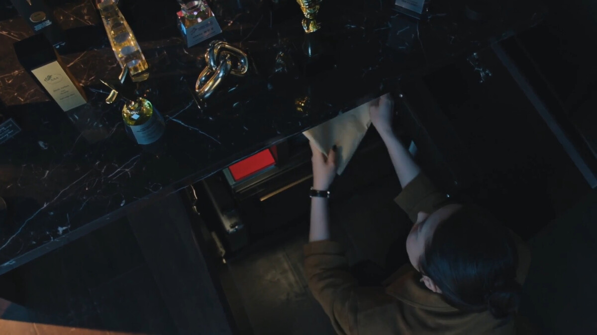 社長從警局拿到調查報告，收入公司保險櫃，抹去白雅珍案底