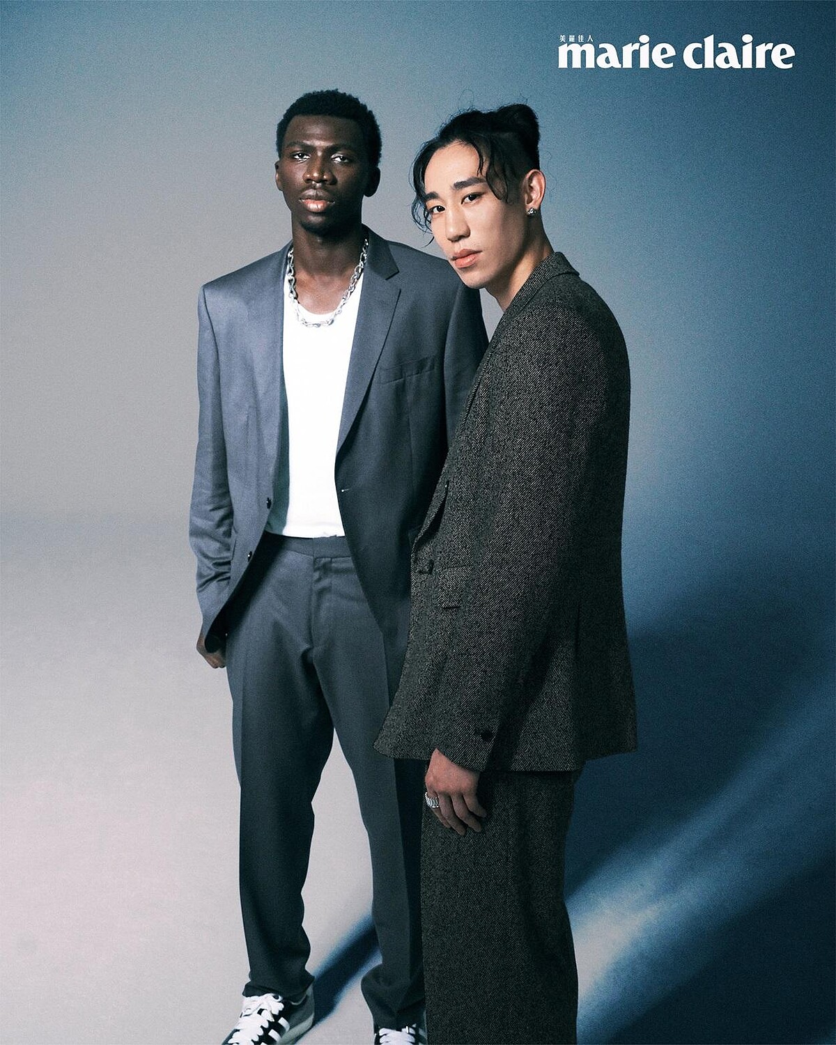 阿巴西 :鐵灰色西裝外套、鐵灰色西裝長褲,both by Boss;項鍊,Cody Sanderson。林書緯:棕色毛呢西裝外套、棕色毛呢西裝長褲,both by Sandro;耳環、戒指,both by Cody Sanderson。