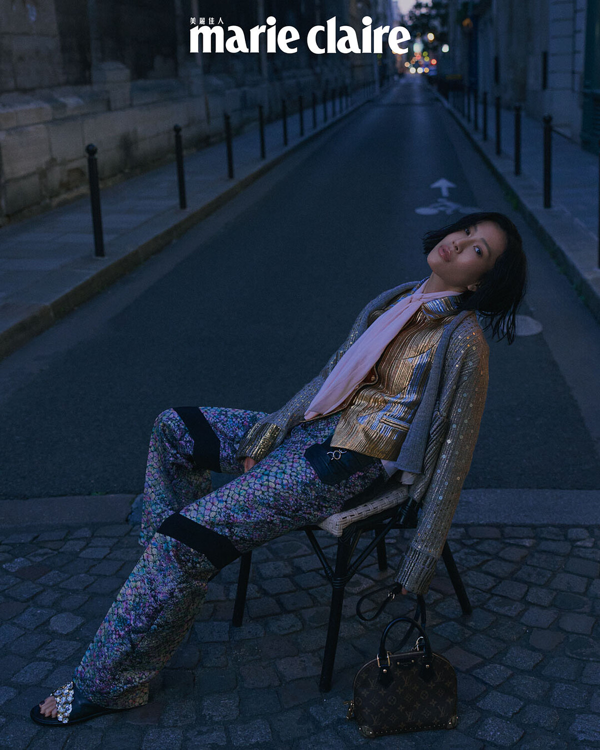 粉色領飾絲質襯衫、金色背心、金色刺繡針織外套、異材質拼接長褲、黑色露趾鑲鑽皮靴，All by Louis Vuitton。