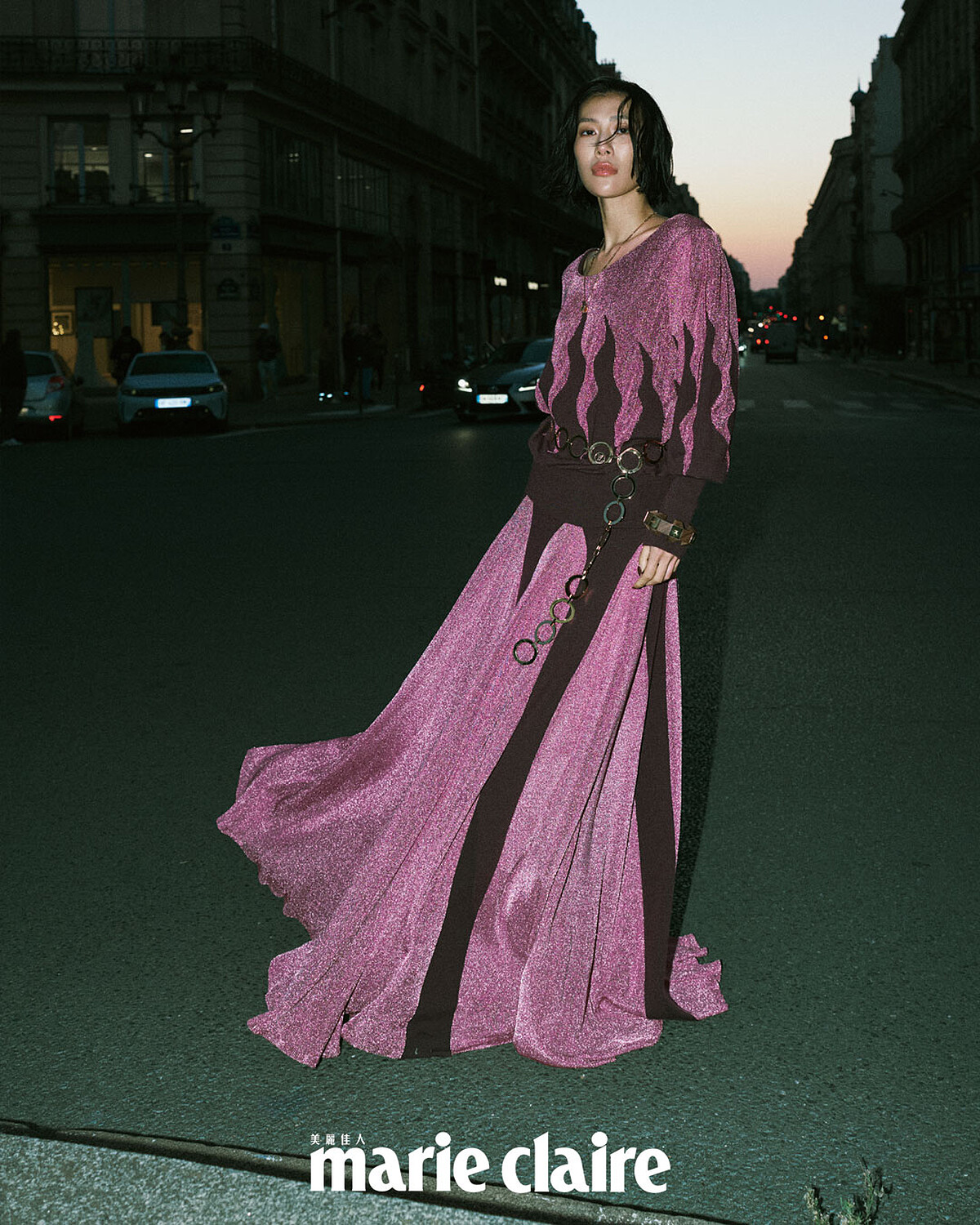 火焰針織上衣、針織拼接長裙、手環、項鍊，All by Louis Vuitton。