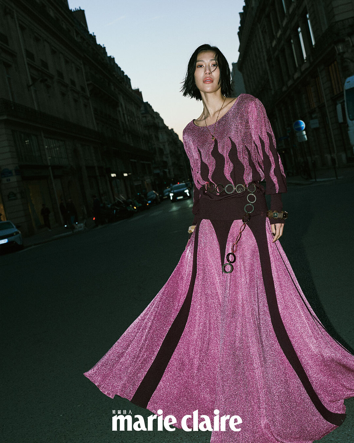 火焰針織上衣、針織拼接長裙、手環、項鍊，All by Louis Vuitton。