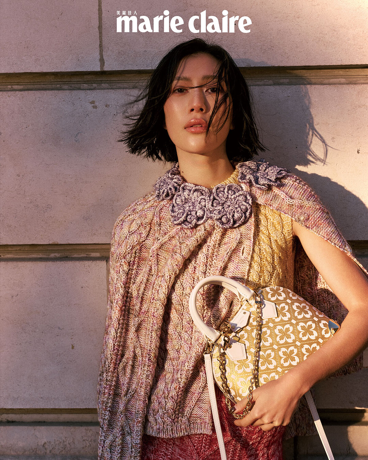 黃色針織上衣、花朵綴飾針織外套、紅色針織短褲、戒指，All by Louis Vuitton。