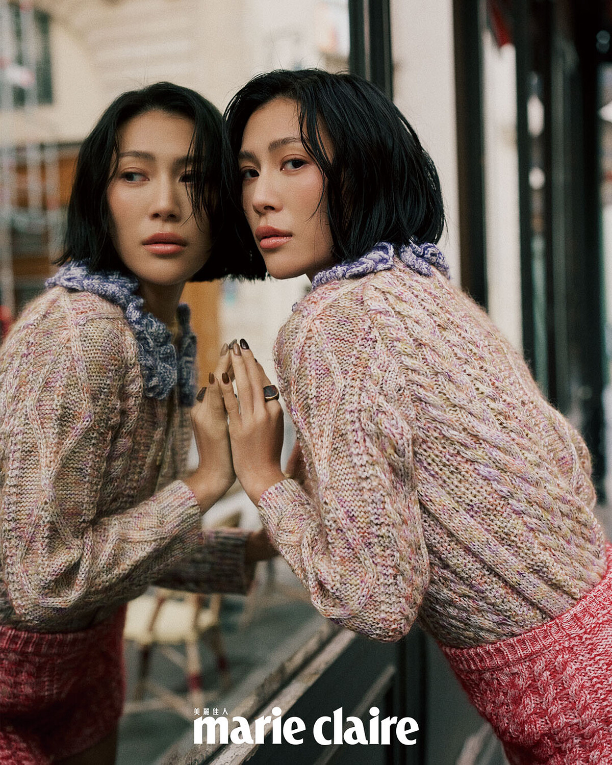 黃色針織上衣、花朵綴飾針織外套、紅色針織短褲、戒指，All by Louis Vuitton。