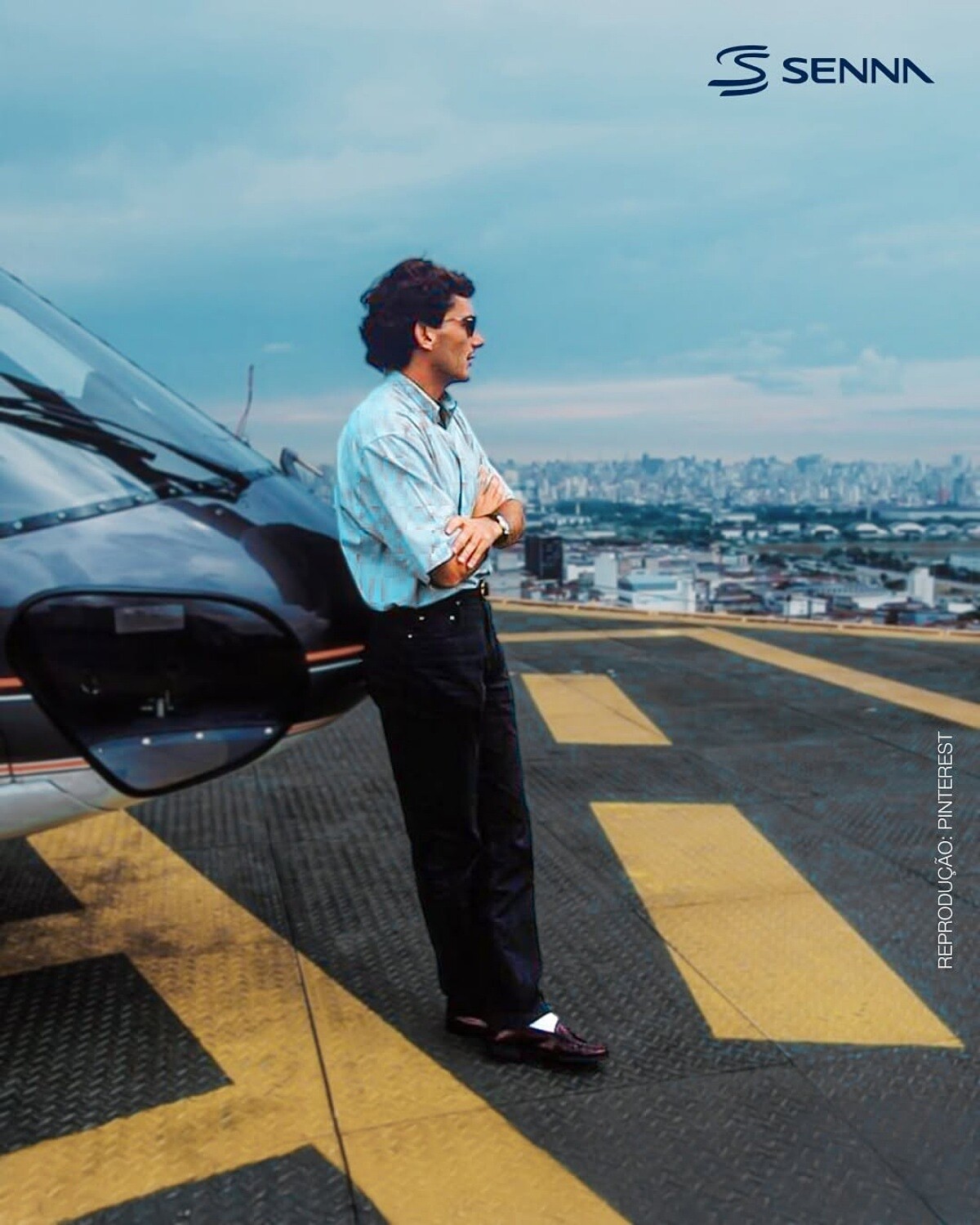 他場上場下穿著風格簡潔、品味出眾。