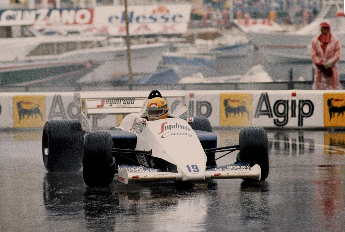 1984 年摩納哥大獎賽，大雨滂沱中，冼拿駕駛 Toleman-Hart TG184 首度震撼F1世界，以新人之姿衝上第二名，從此被稱為「雨中之神」。