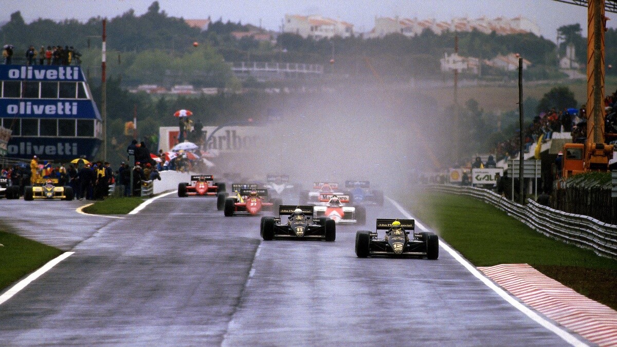 1985 年葡萄牙大獎賽（Estoril Circuit），大雨傾盆中，冼拿駕駛蓮花 97T 橫掃全場。