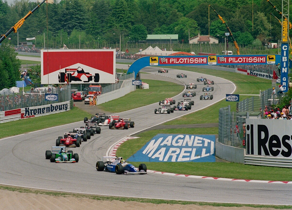 1994 年聖馬利諾大獎賽開賽瞬間，冼拿駕駛威廉斯 FW16 領先舒馬克與整個車陣衝出起跑線，這場比賽成為他在F1賽道上的最後身影。