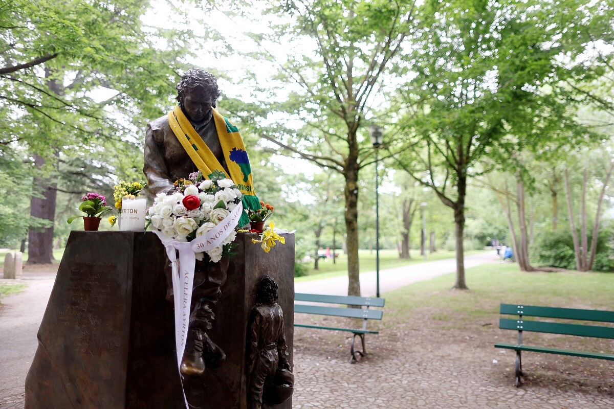 2024 年 5 月，伊莫拉恩佐與迪諾・法拉利賽道舉行艾米利亞－羅馬涅大獎賽前夕，現場設置冼拿逝世三十週年的紀念裝置，致敬這位永遠的F1傳奇。