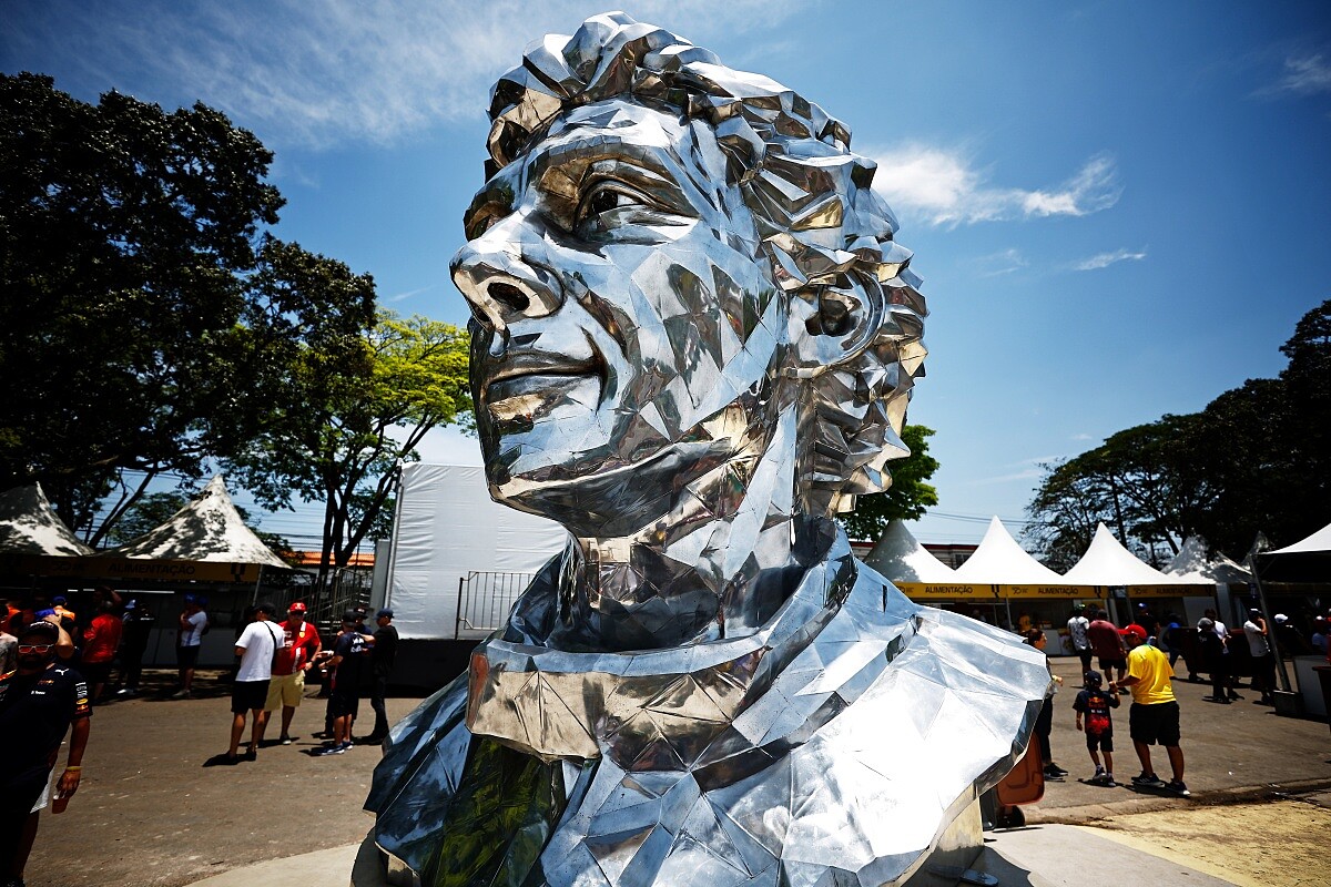 聖保羅「荷西・卡洛斯・佩斯賽道」（Aut&oacute;dromo Jos&eacute; Carlos Pace）有他的雕像。