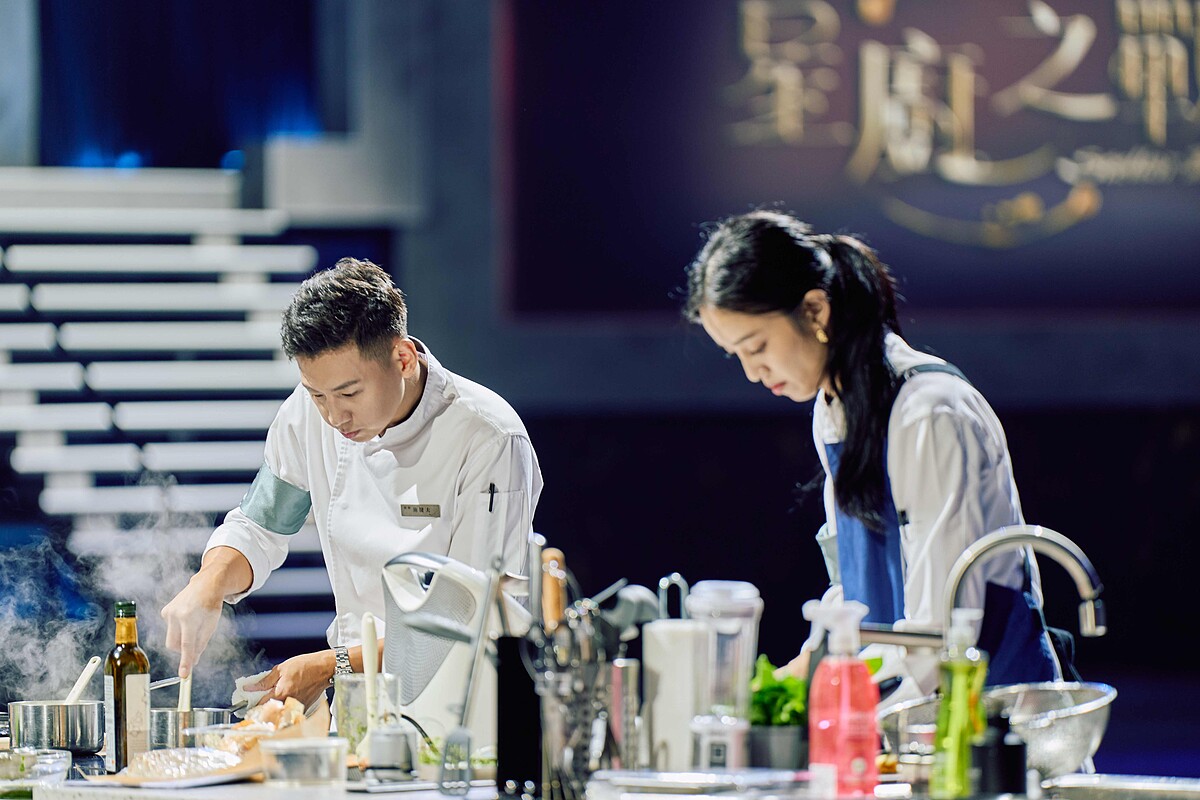《星廚之戰》職人主廚施捷夫、明星廚助陳庭妮節目劇照